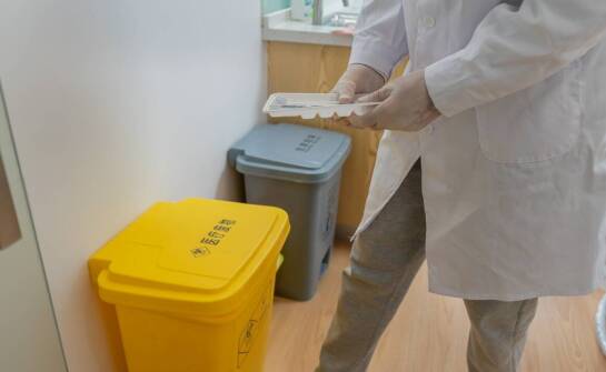 Pozycja półstojąca przy niskim hokerze laboratoryjnym — kiedy odciąża pracę przy blacie