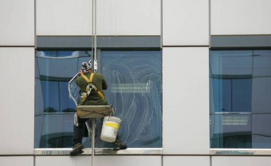 Od czego zależy wycena mycia przeszkleń w mieszkaniach, biurach i lokalach usługowych we Wrocławiu