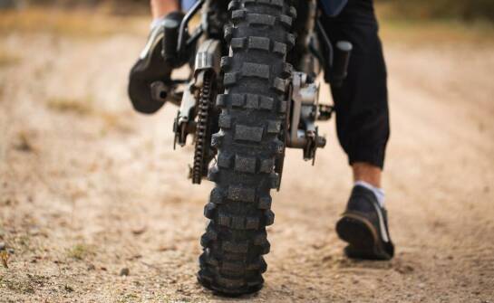 Dwusuw czy czterosuw w lekkim enduro klasy 125 — co zmienia w jeździe i przy zakupie używanego egzemplarza
