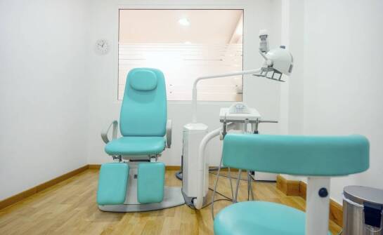 Pierwsza wizyta u dentysty: czego spodziewać się przy diagnostyce i planie leczenia