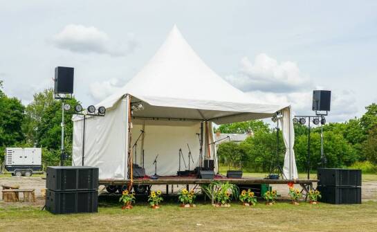 Scena mobilna na event plenerowy — kiedy rozmiar, dach i teren przesądzają o wyborze