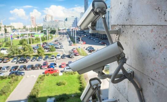 Kiedy sam monitoring nie wystarcza — jak wygląda ochrona budynku w dużym mieście