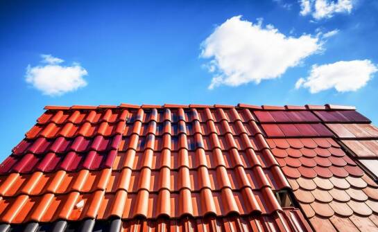 Ceramiczna czy betonowa — jak dobrać dachówkę do domu w Małopolsce