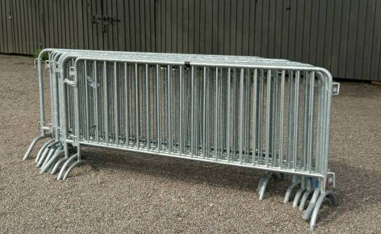 Dlaczego ocynk i aluminium wymagają innego przygotowania przed lakierowaniem barierek