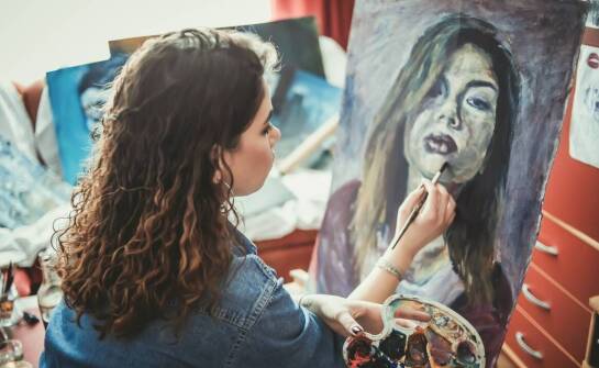 Jak powstaje ręcznie malowany obraz ze zdjęcia i od czego zależy jego efekt