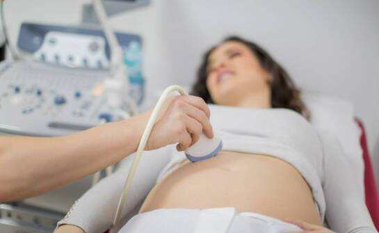 Dlaczego w ciąży wykonuje się kilka różnych badań USG i co każde z nich ocenia