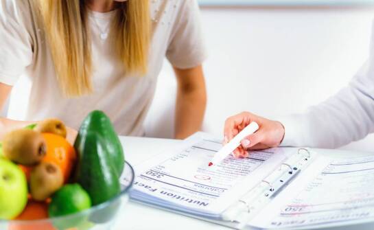 Jak psychoterapia i psychodietetyka uzupełniają się w pracy z zaburzeniami odżywiania