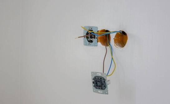 Jak przygotować dom jednorodzinny do wykonania instalacji elektrycznej bez kosztownych przeróbek