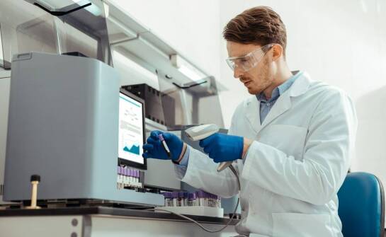 Jakie parametry spektrometru decydują o użyteczności analizy Ramana w laboratorium badawczym