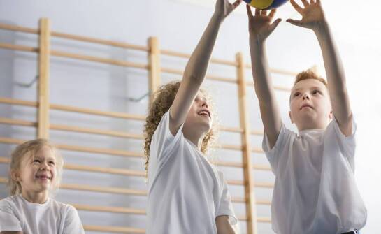 Jak sport w małej grupie rozwija współpracę i komunikację u dzieci z trudnościami rozwojowymi