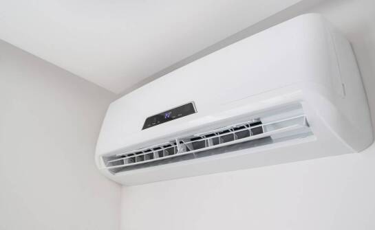 Dlaczego ta sama klimatyzacja ma różny koszt montażu w domu i biurze