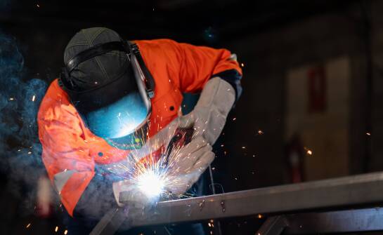 Materiały i technologie produkcji antystatycznych trudnopalnych ubrań roboczych