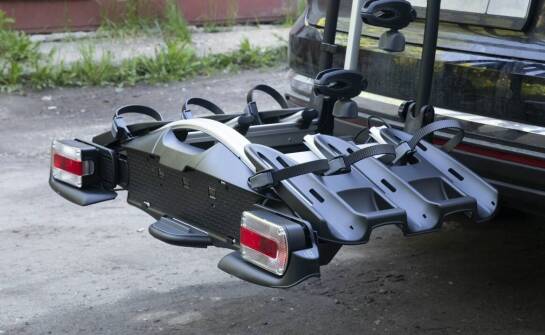 Montaż platformy na hak w aucie rodzinnym — gdzie ciężar e-bike'ów robi różnicę