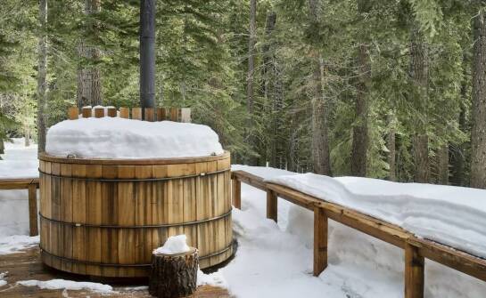 Zimowe korzystanie z ogrodowego SPA — jak temperatura i osłona decydują o komforcie