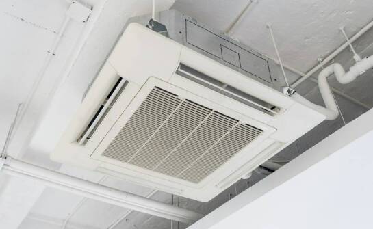 Klimatyzacja kasetonowa w biurze i lokalu usługowym — czego wymaga montaż od projektu do uruchomienia