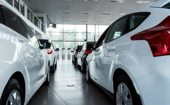 Dojazd do salonu Toyoty w Sadach bez miejskiego chaosu — kiedy lokalizacja ma znaczenie