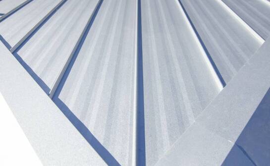 Dlaczego koszt dachu z blachy trapezowej zależy bardziej od detali niż od arkusza