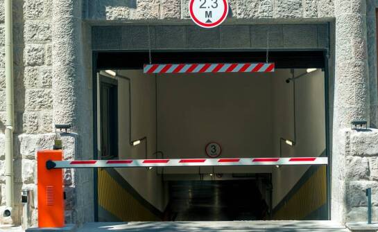 Kiedy oznakowanie wjazdu do tunelu jest potrzebne na parkingu, posesji lub w garażu podziemnym