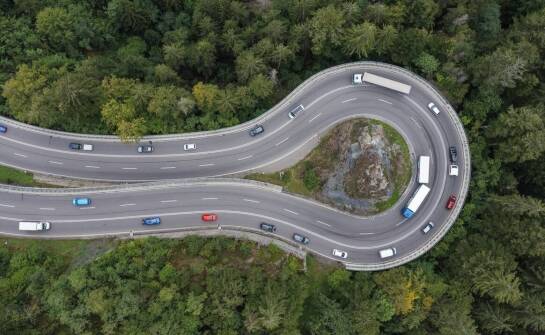 Jak RTK utrzymuje dokładność prowadzenia na zakrętach, klinach i krótkich uwrociach