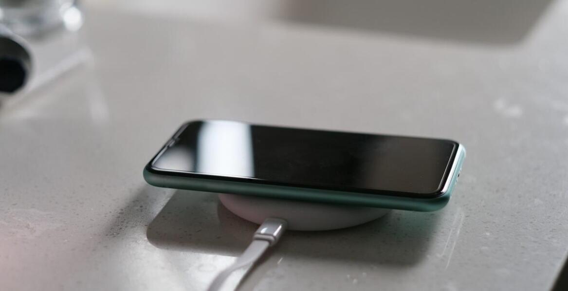 Kiedy ładowarka indukcyjna rzeczywiście pasuje do telefonu, etui i codziennego użycia