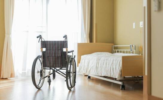 Pierwsze tygodnie po śmierci chorego pod opieką hospicyjną — jak przebiega żałoba i kiedy potrzebne jest wsparcie