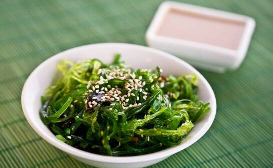 Jak nori, wakame i kombu budują smak dań japońskich w gastronomii