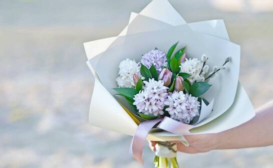 Kartka, kolor i dodatek — jak personalizacja buduje charakter bukietu, flowerboxu i kompozycji