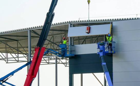 Jak przygotować teren pod montaż reklamy z podnośnika na miejskiej ulicy
