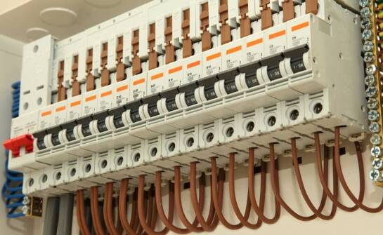 Jak dobrać wyłącznik nadprądowy i aparaturę modułową do różnych typów instalacji