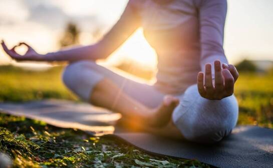 Uważność w ruchu dla osób z napiętym kręgosłupem, które zaczynają jogę lub pilates