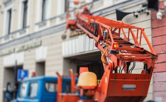 Jak przygotować ośmiometrowy wysięgnik serwisowy do pracy przy fontannie interaktywnej