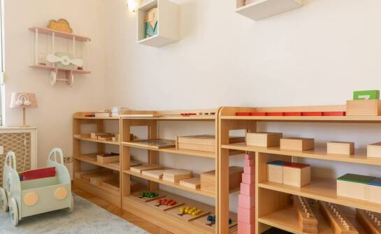 Drewniana biblioteczka Montessori: jakie cechy naprawdę ułatwiają samodzielny wybór książek