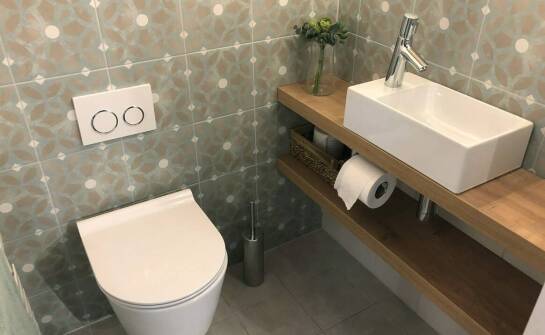 Jak mała łazienka w łódzkim bloku zmienia sposób doboru płytek ceramicznych