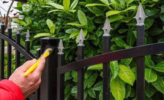 Jak czyścić aluminiowe ogrodzenie, by nie uszkodzić powłoki i okuć