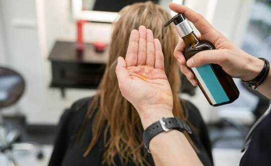 Jak dobrać spray wygładzający do włosów podatnych na puszenie po koloryzacji w salonie