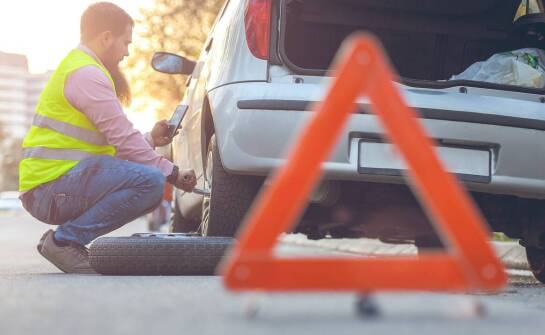 Awaria samochodu w okolicach Gorlic — jak zabezpieczyć miejsce i zdecydować o transporcie