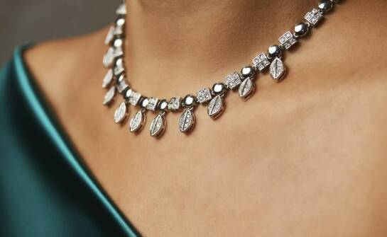 Jak nosić choker z czarnych kamieni naturalnych, by podkreślał styl i charakter