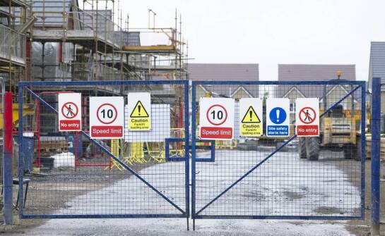 Kiedy brama na placu budowy powinna być ażurowa, a kiedy pełna metalowa