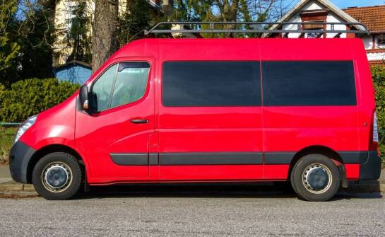 Jak odróżnić fabryczną szybę do przesuwnych drzwi VW T4 od wersji do zabudowy