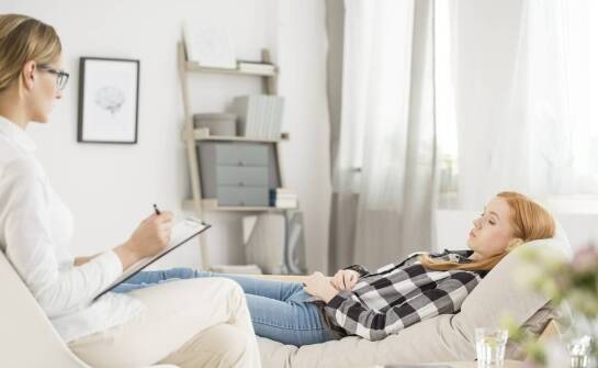 Jak terapia Gestalt pomaga dorosłym zauważać emocje, które wcześniej działają w tle