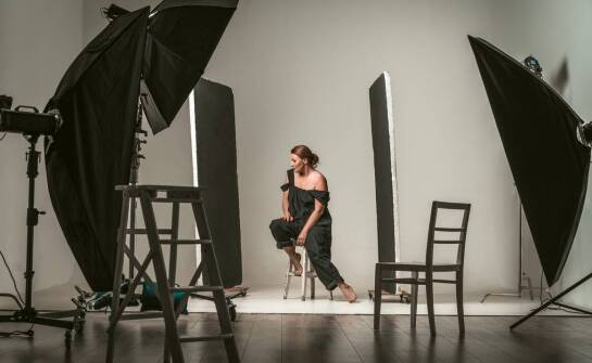 Portret kobiecy w studio — jak buduje się swobodę od konsultacji po ostatnie ujęcie