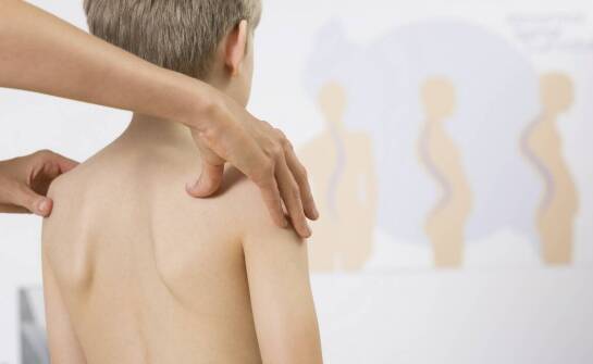 Jakie sygnały postawy i ruchu u dziecka w różnych etapach rozwoju ocenia osteopata
