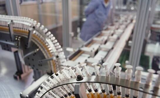 Jak wilgoć rozstraja kluczowe etapy produkcji farmaceutycznej i gdzie osuszanie sorpcyjne pomaga