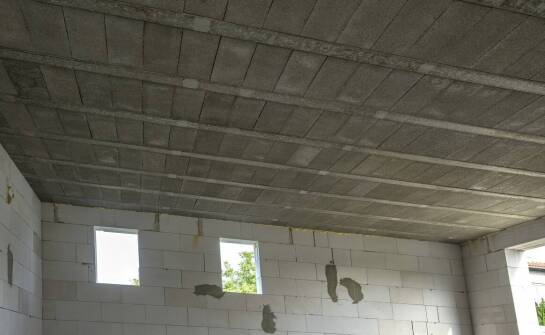 Ciężkie płyty betonowe czy lekki efekt betonu — co lepiej znosi remont reprezentacyjnego wnętrza?