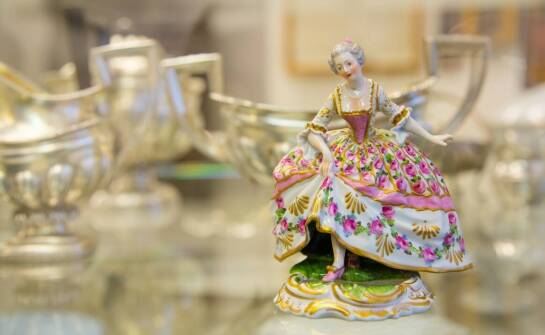 Jak ocenić zdjęcie źródłowe, by twarz była czytelna na porcelanie i krysztale