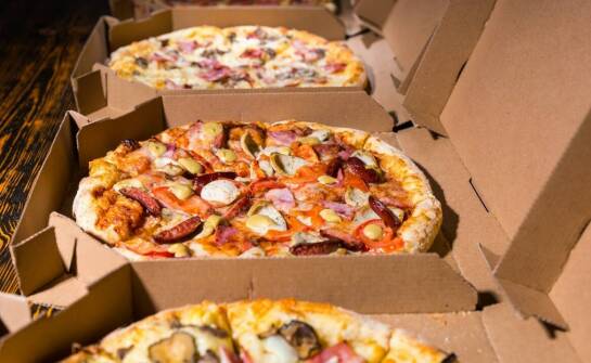Jak dobrać opakowanie na pizzę do rodzaju pizzy, transportu i oczekiwań lokalu