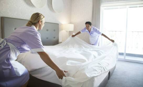 Zakres gruntownego czyszczenia hotelu i przygotowanie pokoi, części wspólnych oraz zaplecza przed wejściem ekipy