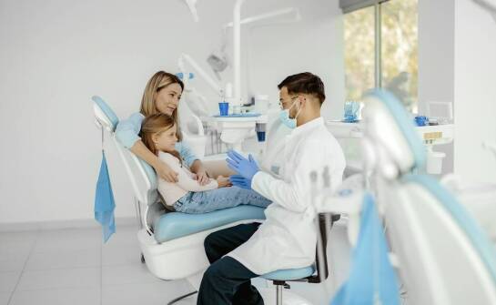 Pierwsza wizyta adaptacyjna dziecka u stomatologa — jak oswoić gabinet bez straszenia