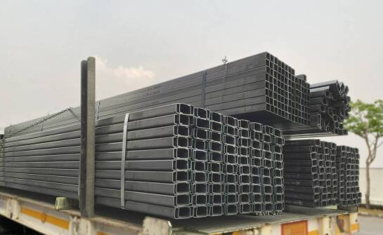 Jak masa profilu 100x100x6 wpływa na transport i planowanie cięcia w produkcji