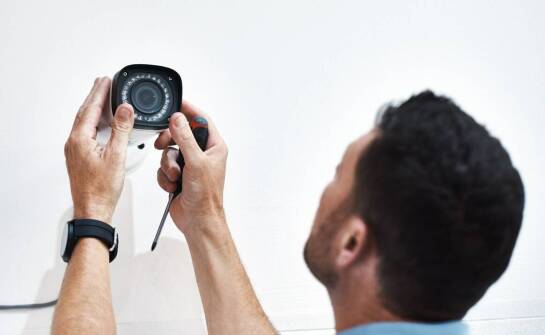 Co sprawia, że instalacja monitoringu IP w domu jest prosta, a kiedy przestaje taka być
